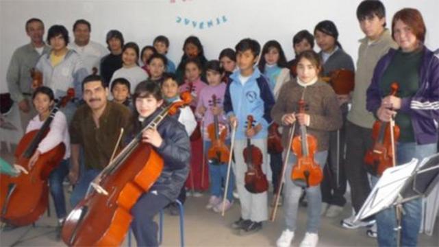 El Padre Jorge Gandur y la Orquesta del Divino Niño